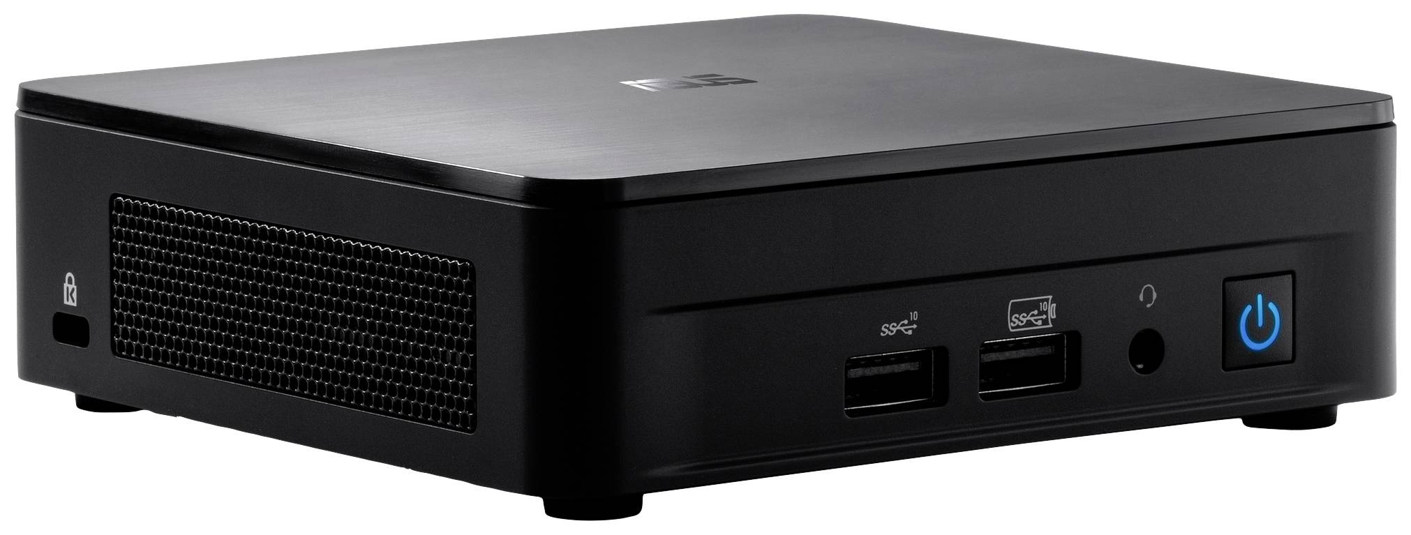 Schwarzer Mini-PC auf weißem Hintergrund, mit zwei USB-Anschlüssen, einem Kopfhöreranschluss und einem blauen Einschaltknopf vorne.