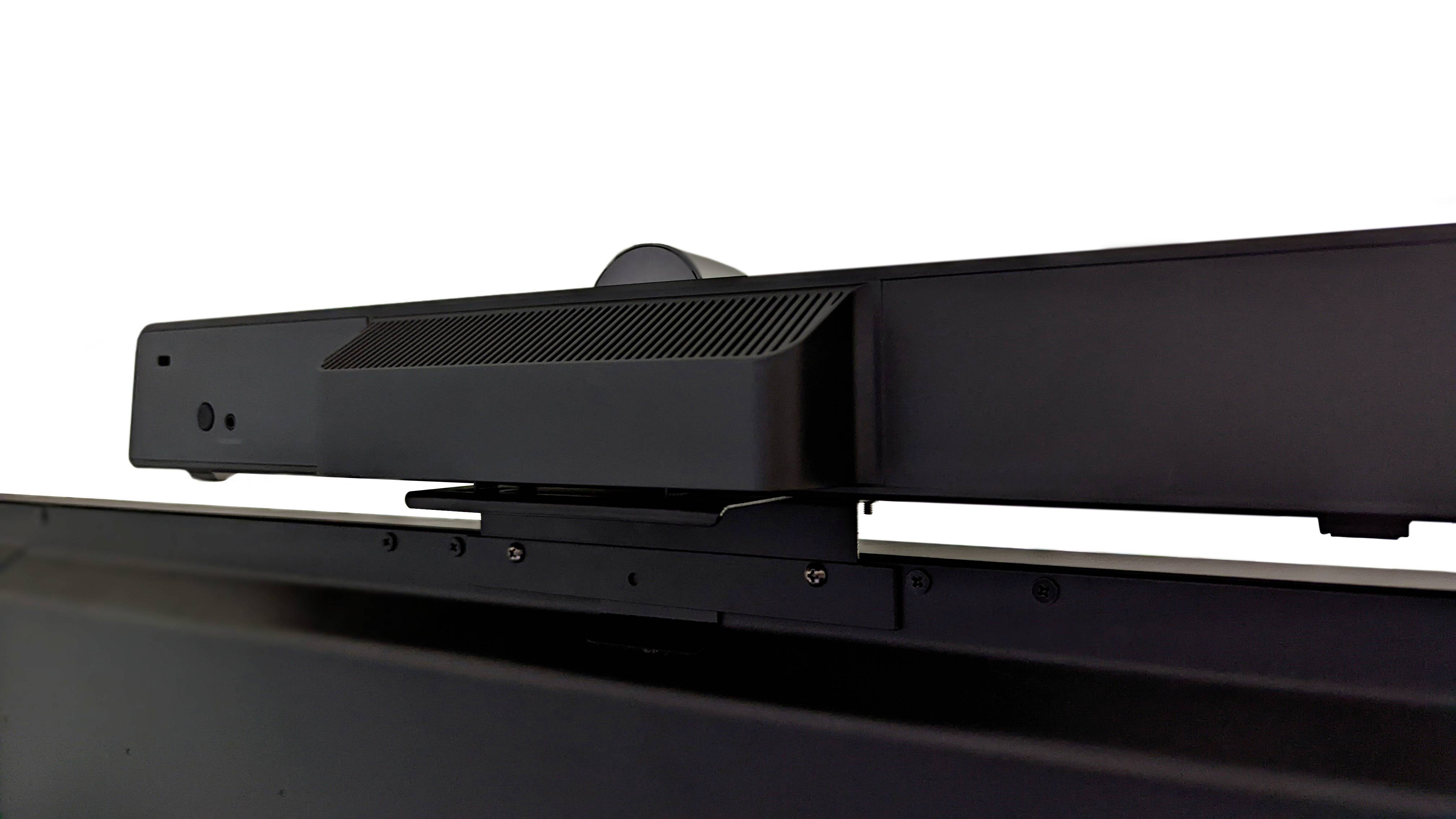 Eine schwarze Webcam ist auf einem Bildschirm montiert. Sie ist rechteckig, hat Lüftungsschlitze und eignet sich für Videoanrufe.