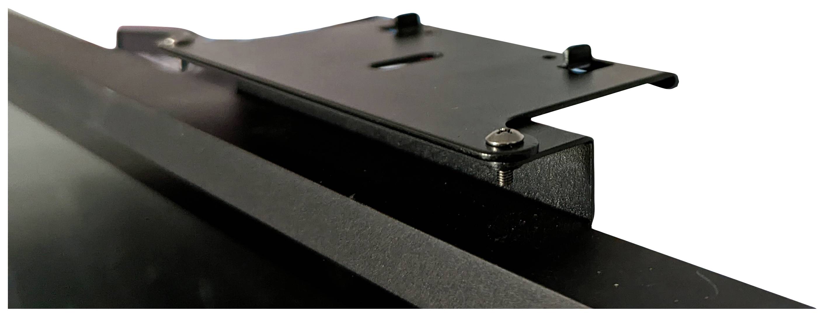 Eine schwarze Metallhalterung ist auf einem Bildschirm befestigt. Sie dient der stabilen Befestigung von Zubehör.
