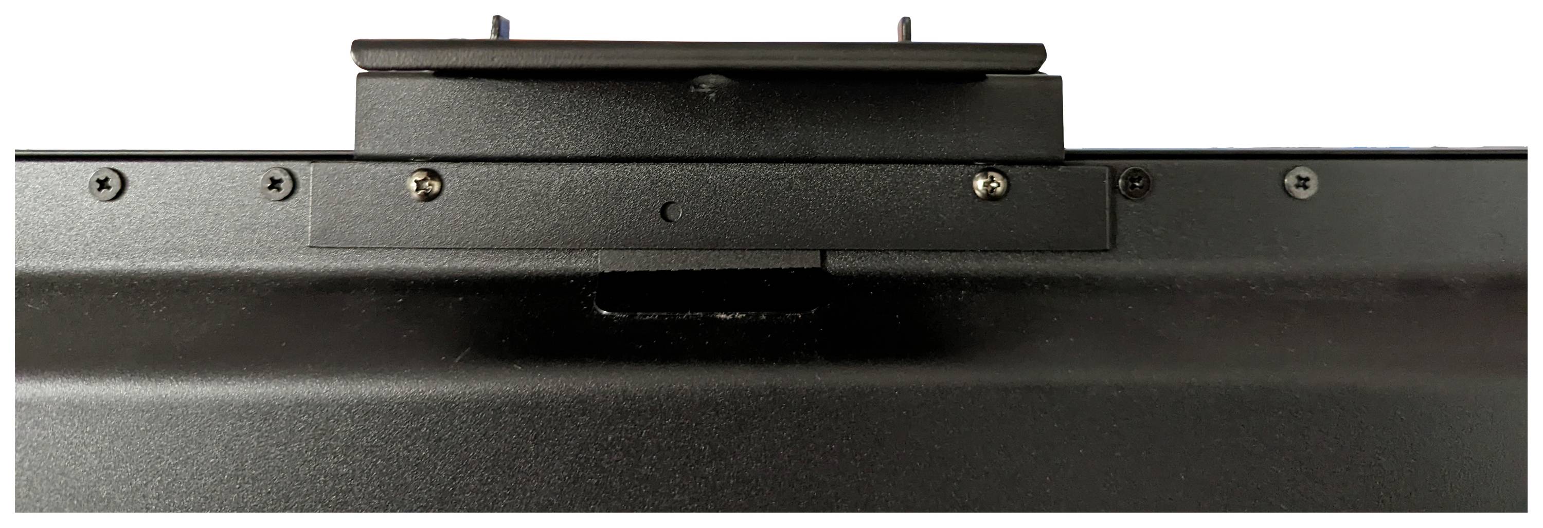 Die Abbildung zeigt eine schwarze Metallhalterung mit Schrauben, die an einer Oberfläche befestigt ist.