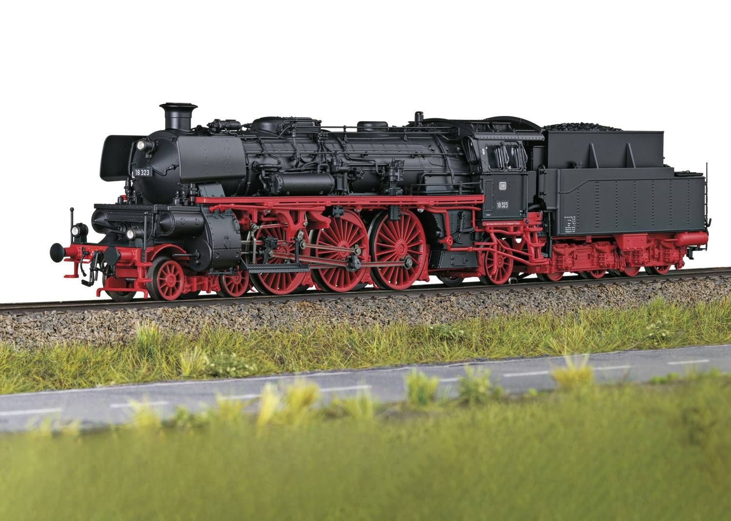Eine schwarze Dampflokomotive mit roten Rädern steht auf Schienen. Sie ist nostalgisch gestaltet und erinnert an einen historischen Zug.