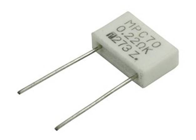 Ein weißer elektronischer Widerstand mit zwei Metallanschlüssen. Auf dem Widerstand steht: 'MPC70 0.22ΩK 273Z'.