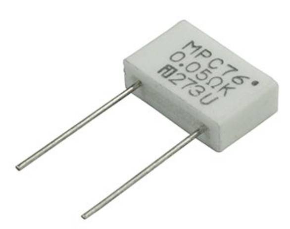 Grauer Widerstand mit der Aufschrift 'MPC76 0.05ΩK', zwei Anschlussdrähte ragen heraus.