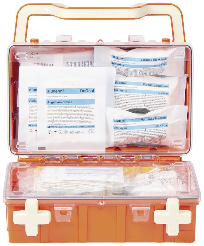 Ein orangefarbener Erste-Hilfe-Kasten geöffnet, zeigt verschiedene medizinische Verbandspäckchen und kompressen für Notfälle.