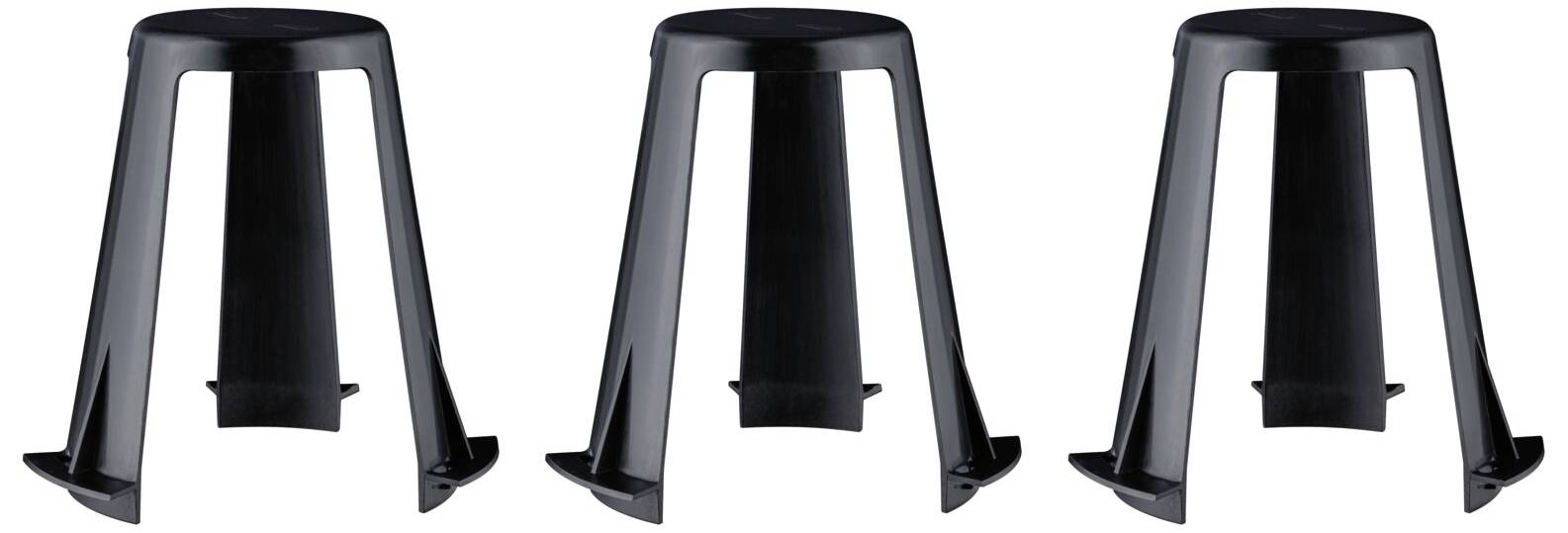 Drei identische schwarze Hocker mit einem modernen Design, die nebeneinander stehen.