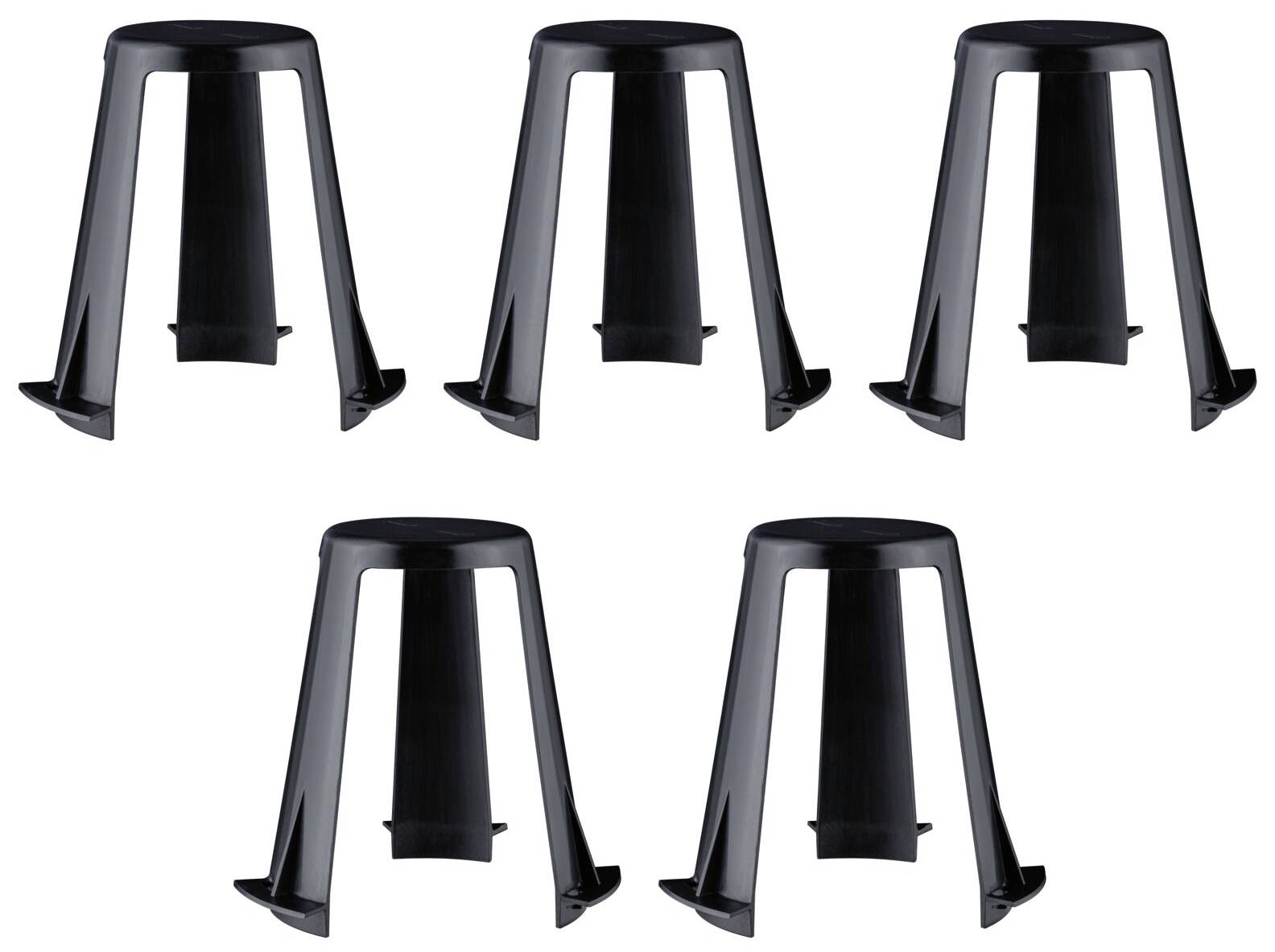 Fünf schwarze Barhocker mit dreieckigen Sitzen, symmetrisch in zwei Reihen angeordnet. Modernes Design, gleichmäßige Höhe.