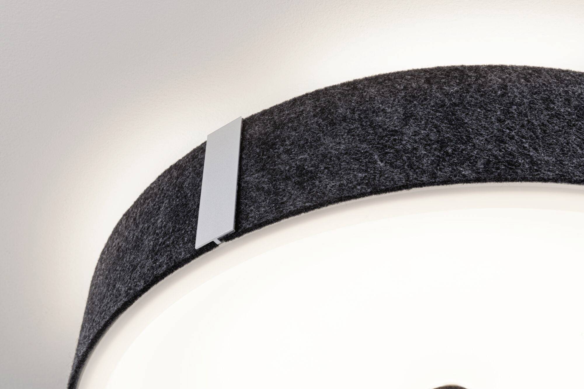 Moderne Deckenleuchte mit rundem, schwarzem Stoffschirm und silbernem Akzent, beleuchtet von innen.