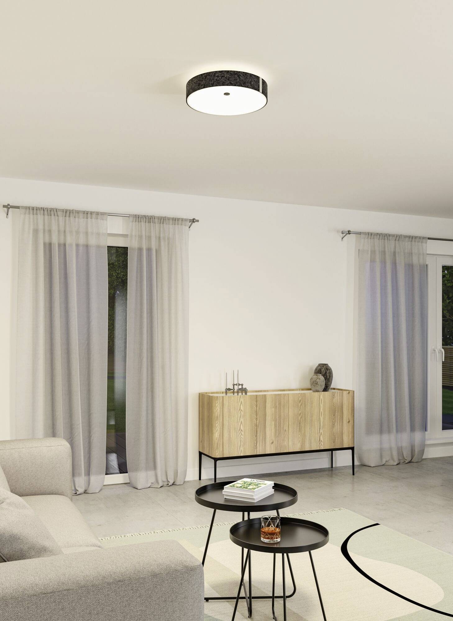 Wohnzimmer mit Sofa, zwei runden Tischen, Stehlampe, Vorhängen und Kommode. Moderne Beleuchtung an der Decke.