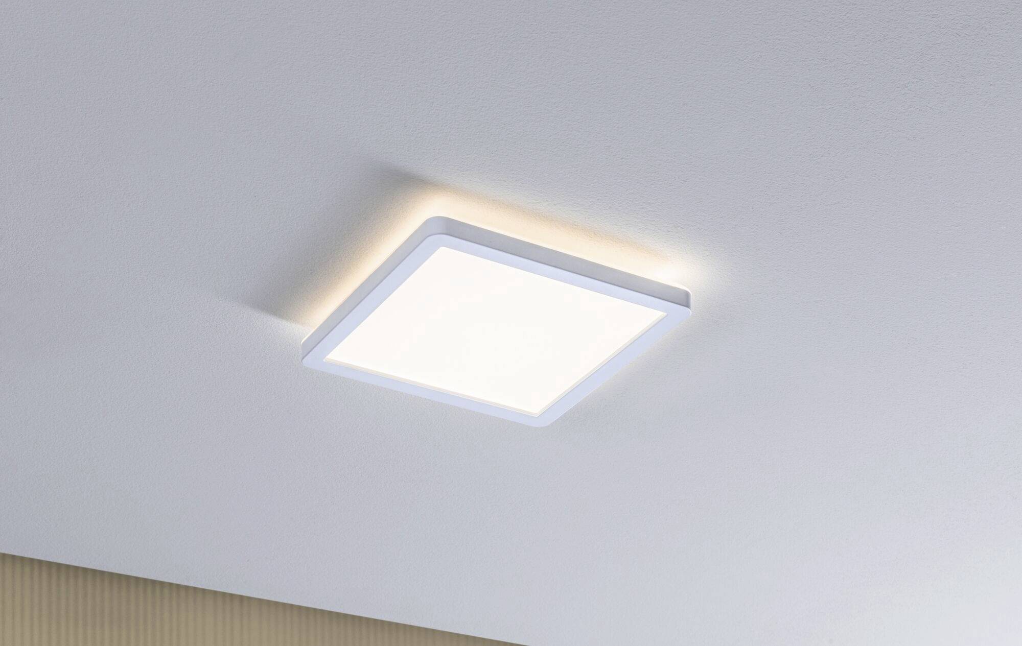 Quadratische Deckenleuchte eingeschaltet, gleichmäßiges weißes Licht ausstrahlend, an einer weißen Decke montiert.