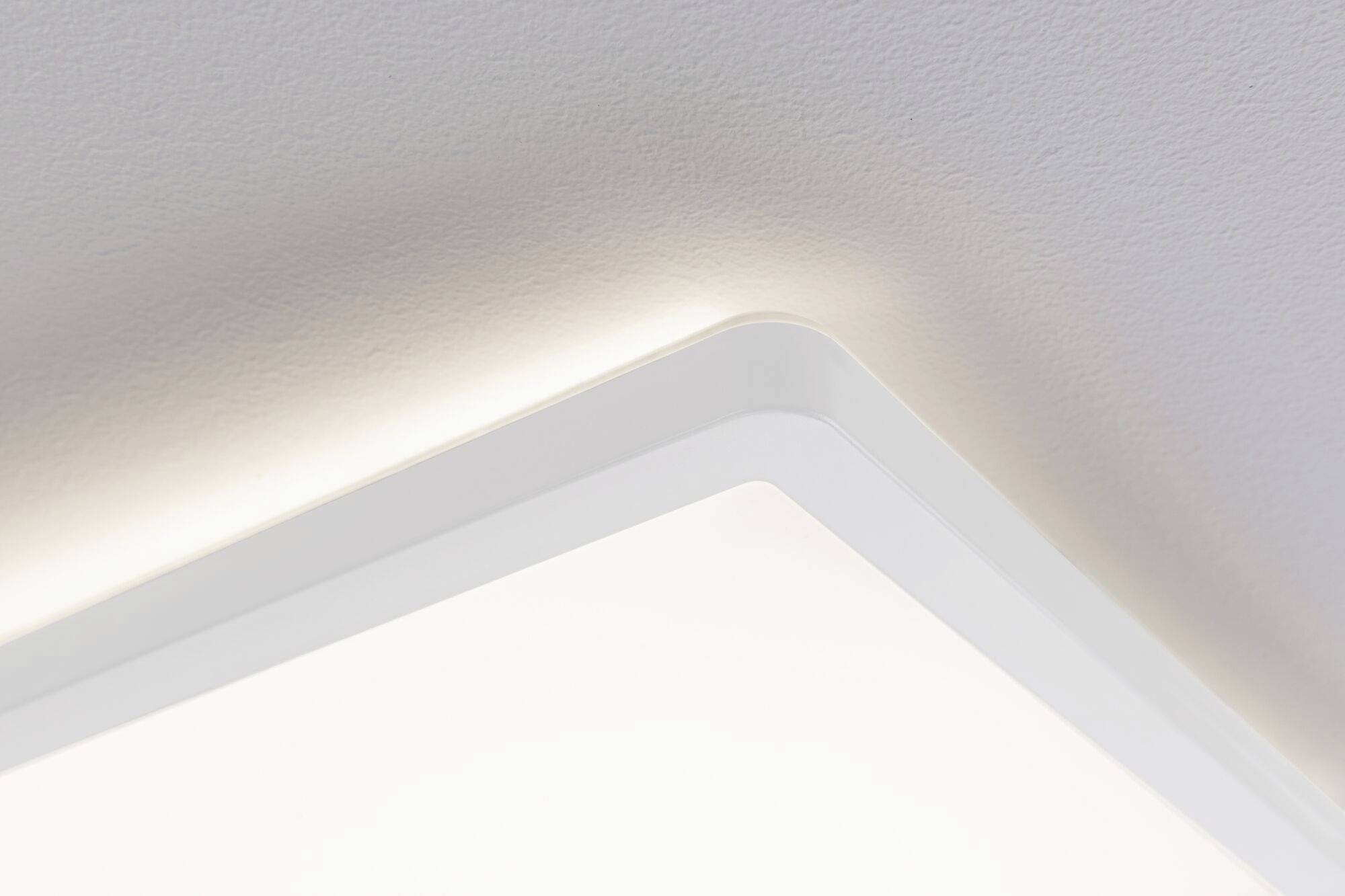 Eckige Deckenleuchte mit sanftem, indirektem Licht; schlichtes, modernes Design in Weiß an einer weißen Zimmerdecke.