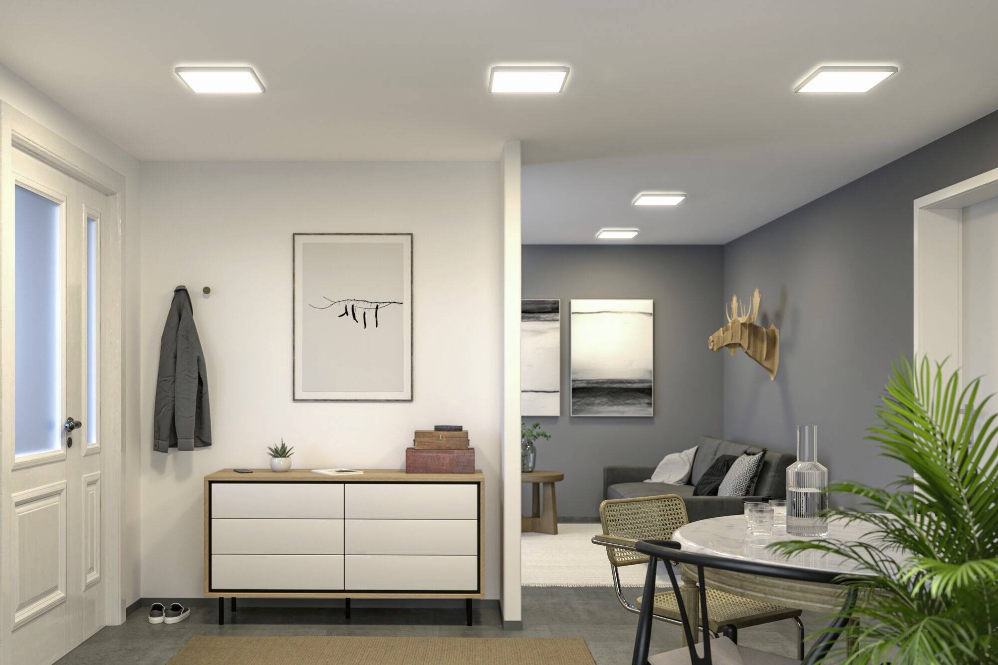 Ein modernes Wohnzimmer, links eine Garderobe, rechts ein Sofa, dekoriert mit Pflanzen und stilvollen Möbeln. Helle Deckenleuchten beleuchten den Raum.