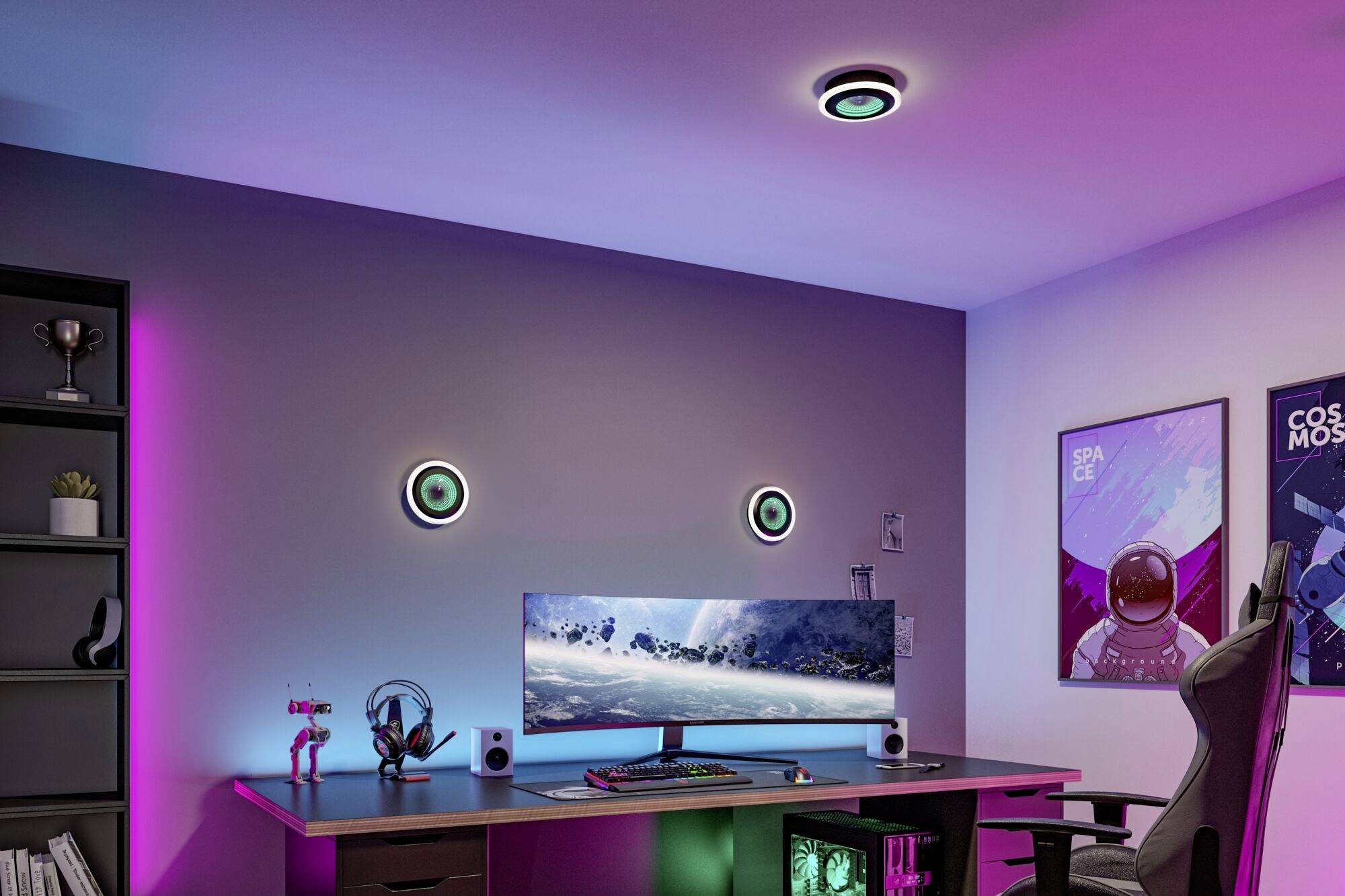 Moderne Arbeitszimmer mit beleuchtetem Schreibtisch und großem Curved-Monitor, futuristische Deko und bunte Lichteffekte an Wand und Decke.