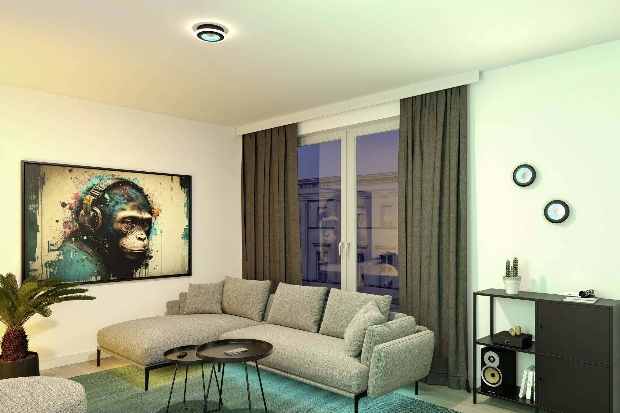 Modernes Wohnzimmer mit grauem Sofa, Couchtisch und Kunstwerk eines Affen mit Kopfhörern an der Wand. Fenster im Hintergrund.