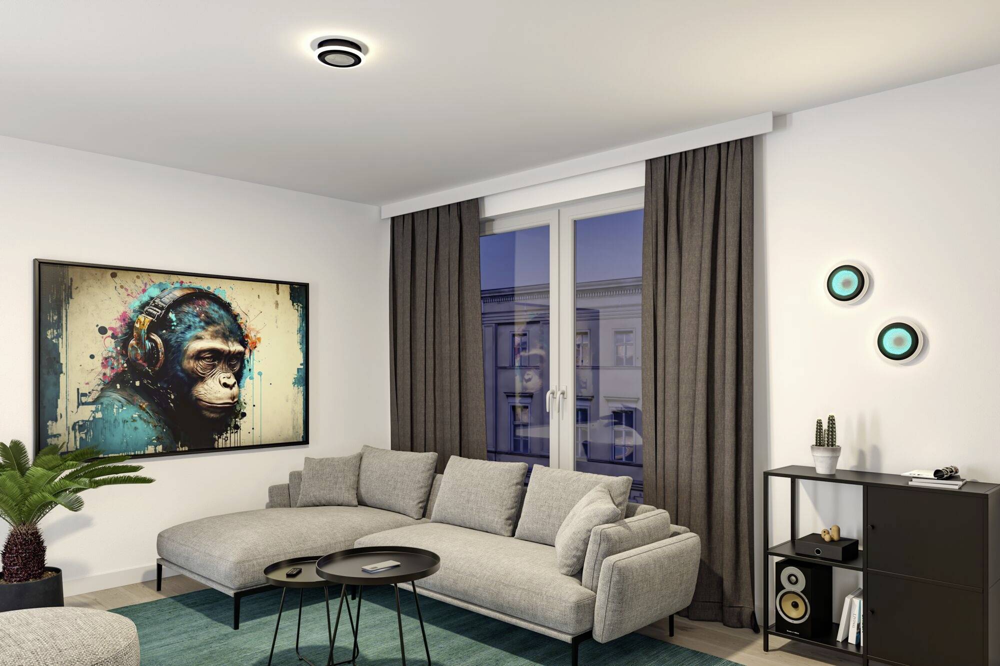 Wohnzimmer mit moderner Einrichtung: graues Sofa, Couchtisch, Wandbild eines Affen mit Kopfhörern, Stehlampe, Fenster mit schweren Vorhängen.