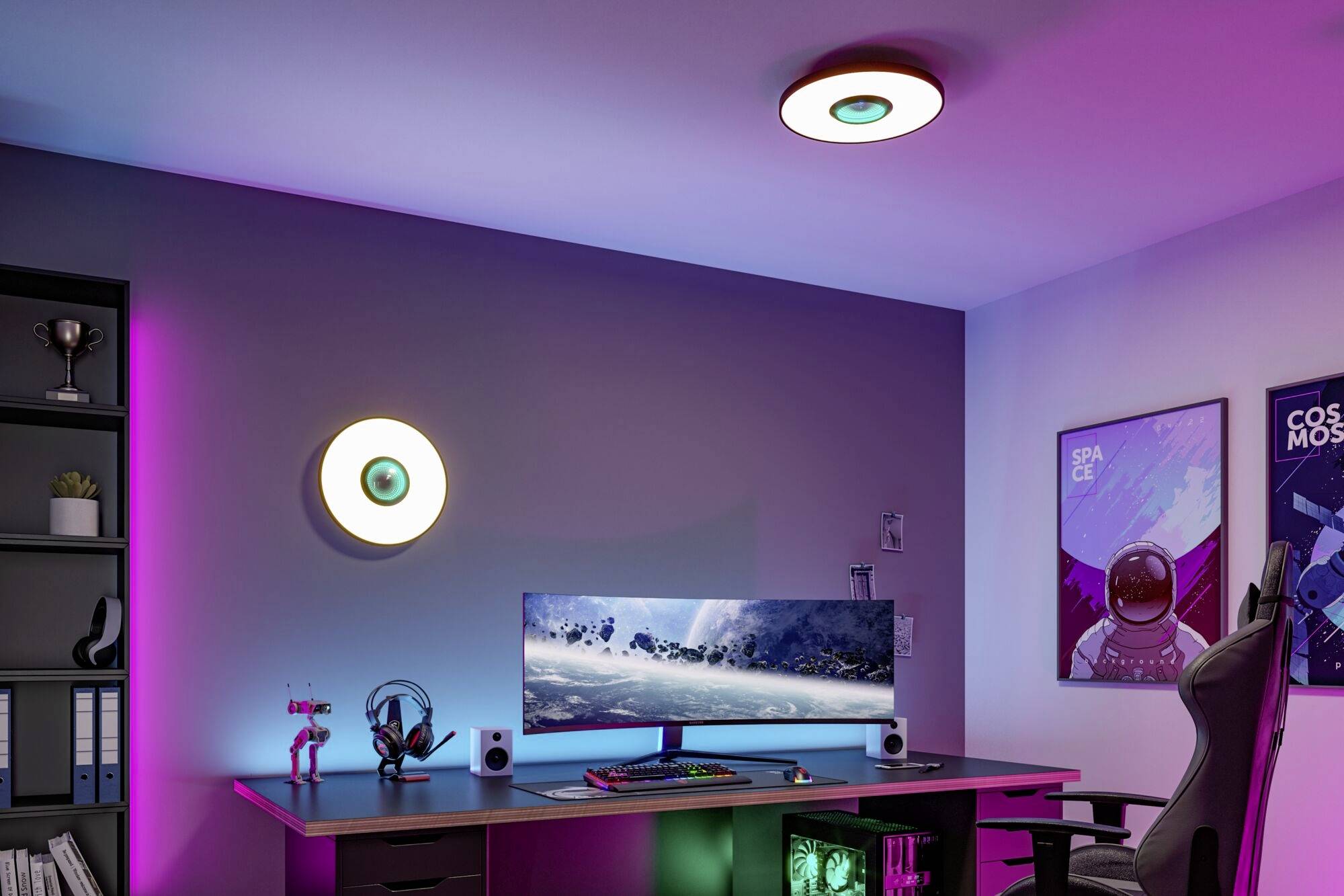 Ein moderner Schreibtisch mit einem großen Monitor zeigt eine Winterlandschaft. Die Beleuchtung ist mehrfarbig, und es gibt posters an der Wand.