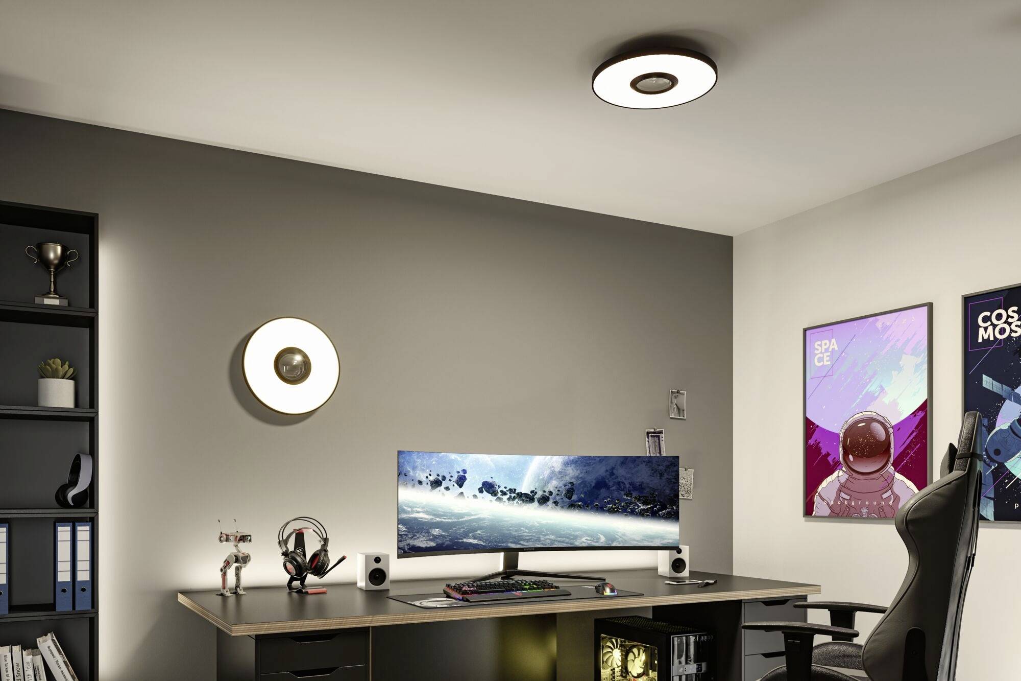 Moderner, aufgeräumter Arbeitsplatz in einem Büro mit großem Monitor, Tastatur und Maus auf einem Schreibtisch; Bilder von Weltraumthemen an der Wand.