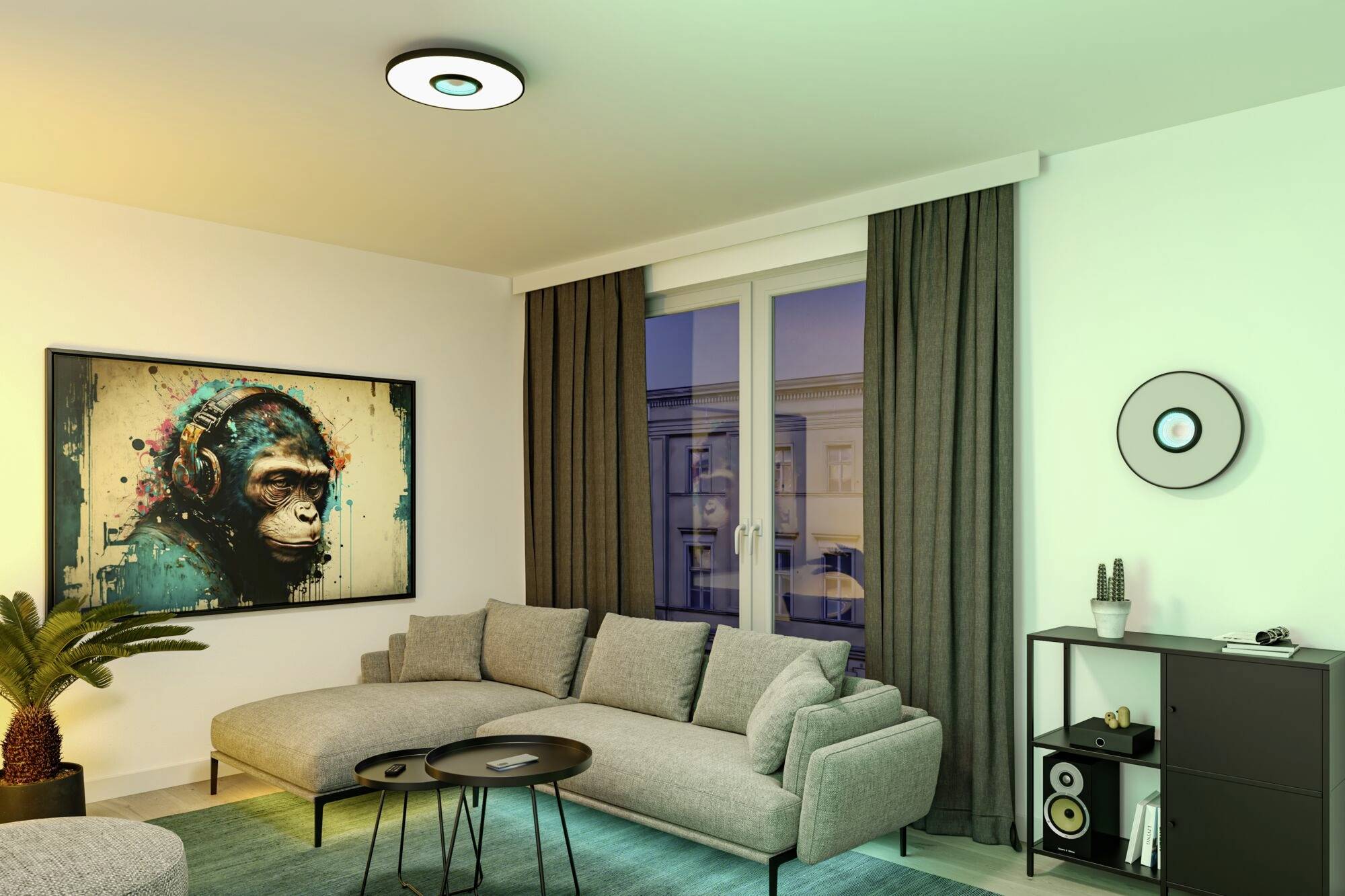 Ein modernes Wohnzimmer mit grauem Sofa, Kunstwerk eines Affen an der Wand und einem runden Deckenlicht. Fenster mit Vorhängen im Hintergrund.