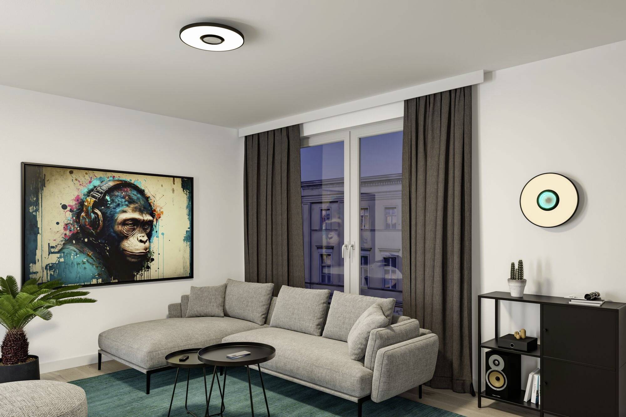 Modernes Wohnzimmer mit grauem Sofa, Beistelltischen und Kunstwerk eines Kopfhörer tragenden Affen an der Wand, neben einem großen Fenster.