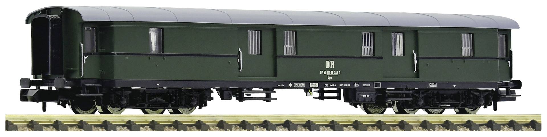 Grüner Güterzugwaggon auf Schienen, mit mehreren Türen und Fenstern, zeigt typische Eisenbahnkonstruktion.