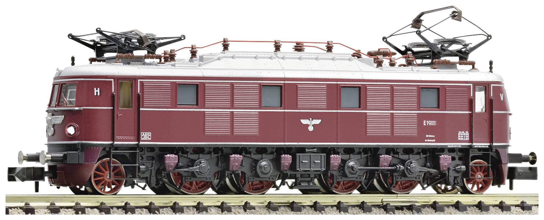 Eine rote Elektrolokomotive steht auf einem Gleis. Sie hat die Aufschrift 'F 800'. Die Lokomotive ist detailliert und zeigt mehrere technische Merkmale.