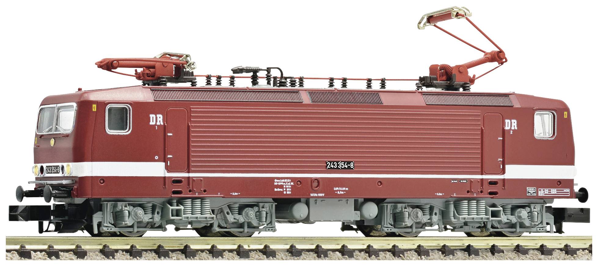 Rote Elektrolokomotive der Deutschen Reichsbahn auf Schienen, seitliche Ansicht mit fahrbereit erhobenem Stromabnehmer.