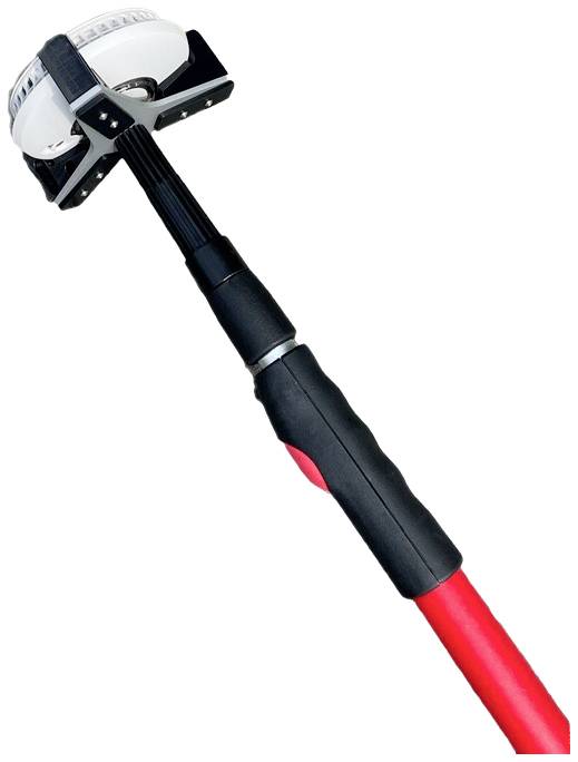 Ein roter Teleskopstiel mit schwarzem Griff hält ein viereckiges Reinigungsgerät mit weißen Pads, möglicherweise zur Fensterreinigung.