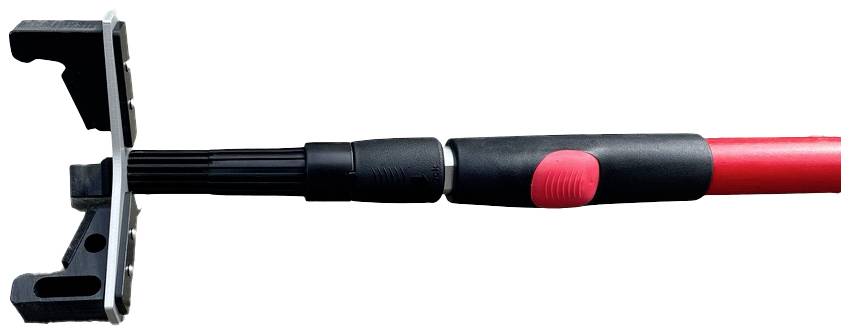 Teleskopstange mit rotem Griff und schwarzer Kunststoffhalterung, geeignet für Werkzeuge oder Reinigungsgeräte.