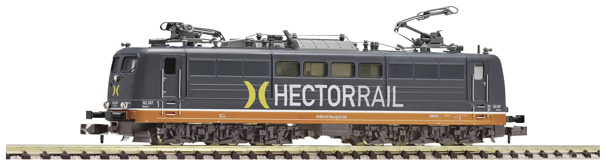 Ein Modell einer elektrischen Lokomotive mit der Aufschrift 'HECTORRAIL' auf der Seite. Sie steht auf einem Stück Gleis.