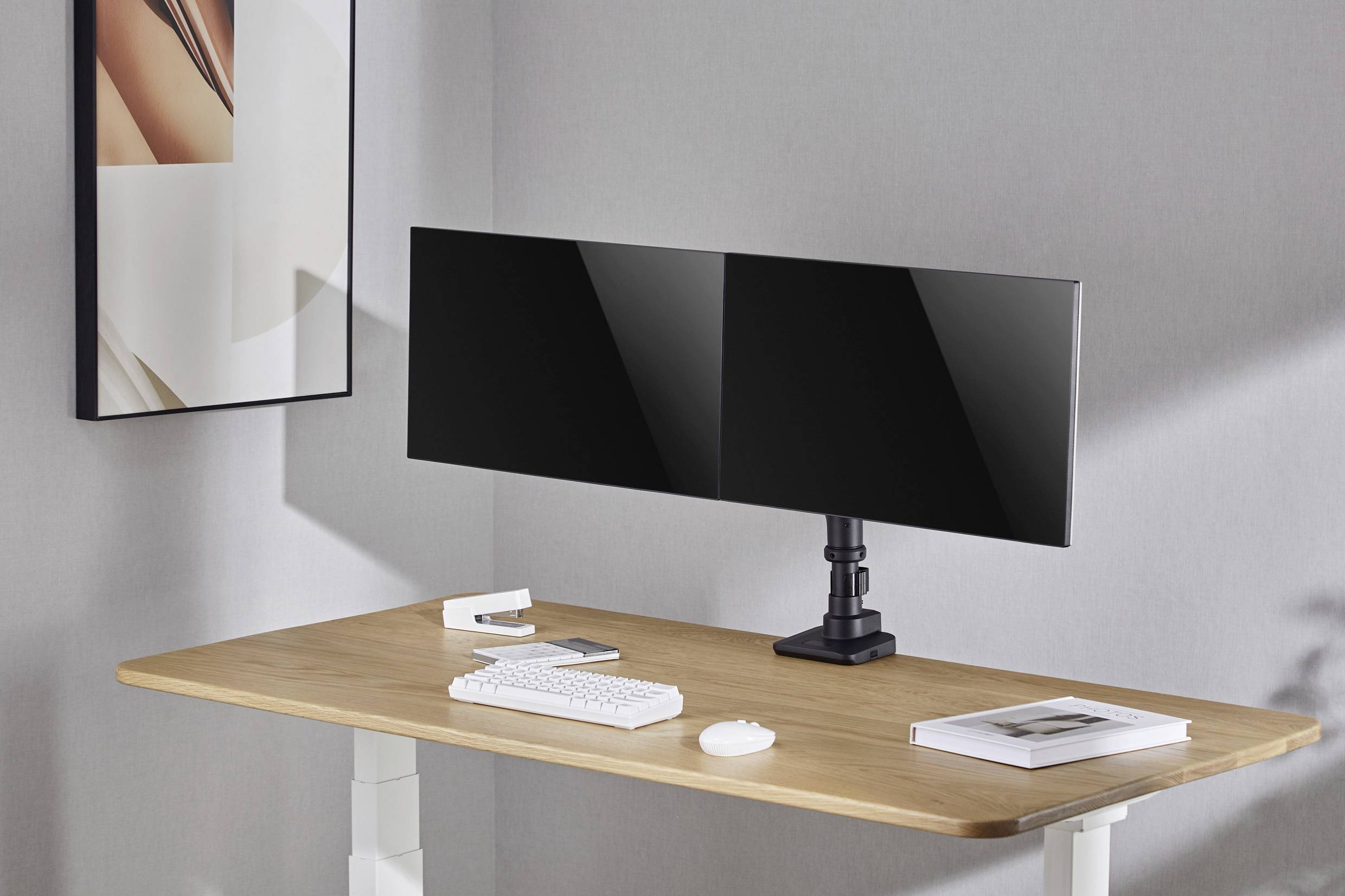 Ein modernes Homeoffice mit einem großen, doppelten Monitor auf einem Holztisch, Tastatur und Maus, minimalistisches Design.