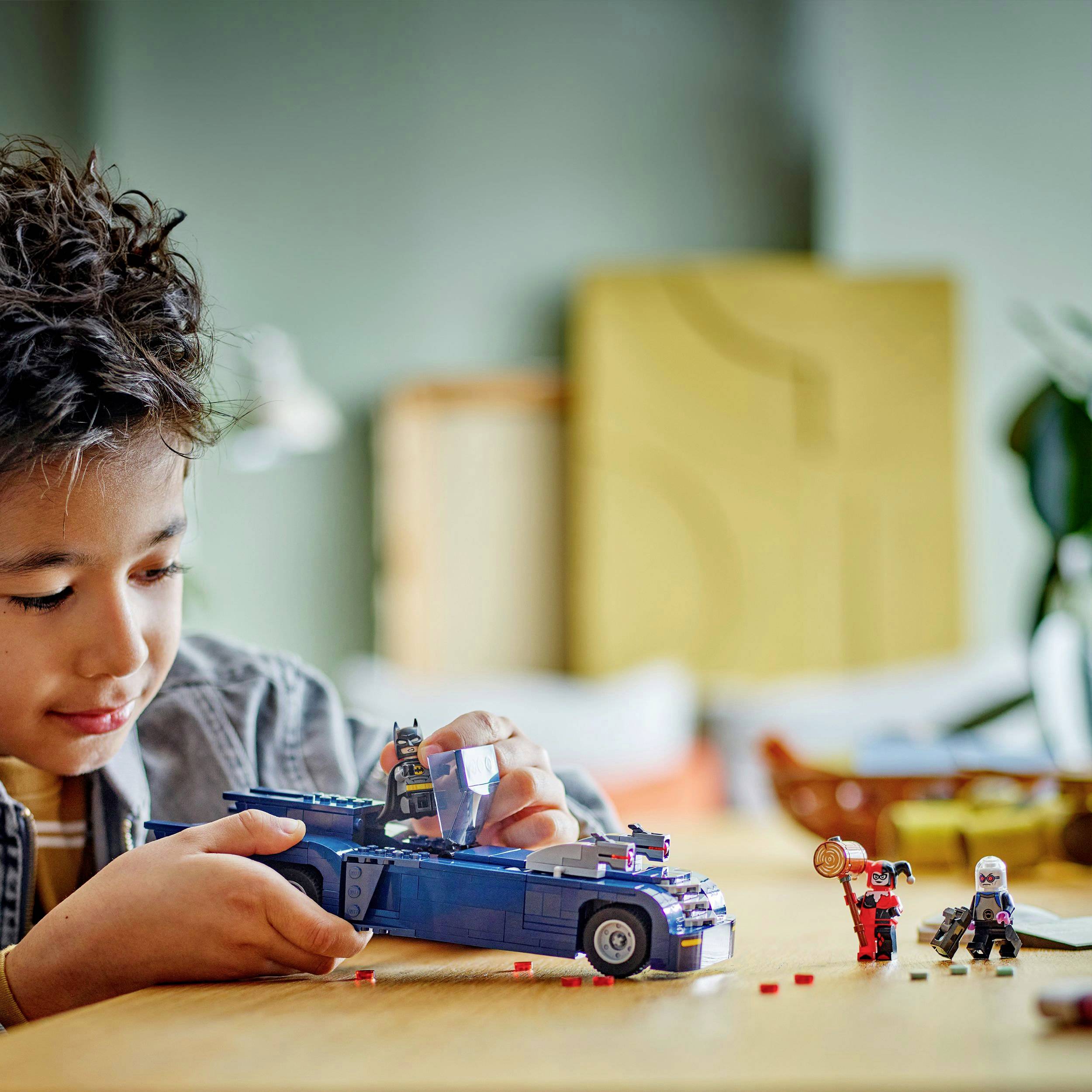 76274 LEGO® DC COMICS SUPER HEROES Batman™ im Batmobil™ vs. Harley Quinn™ und Mr. Freeze™