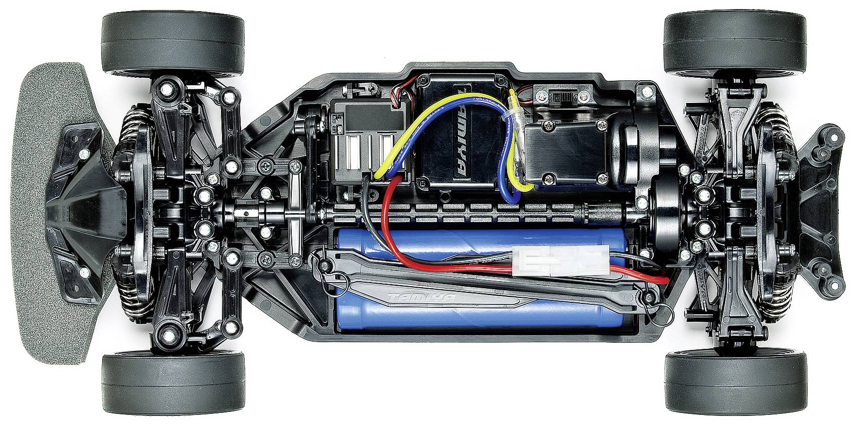 Obere Ansicht eines ferngesteuerten Auto-Chassis, zeigt Motor, Batterien und Verkabelung. Deutlich sichtbar ist die kompakte Anordnung der Komponenten.