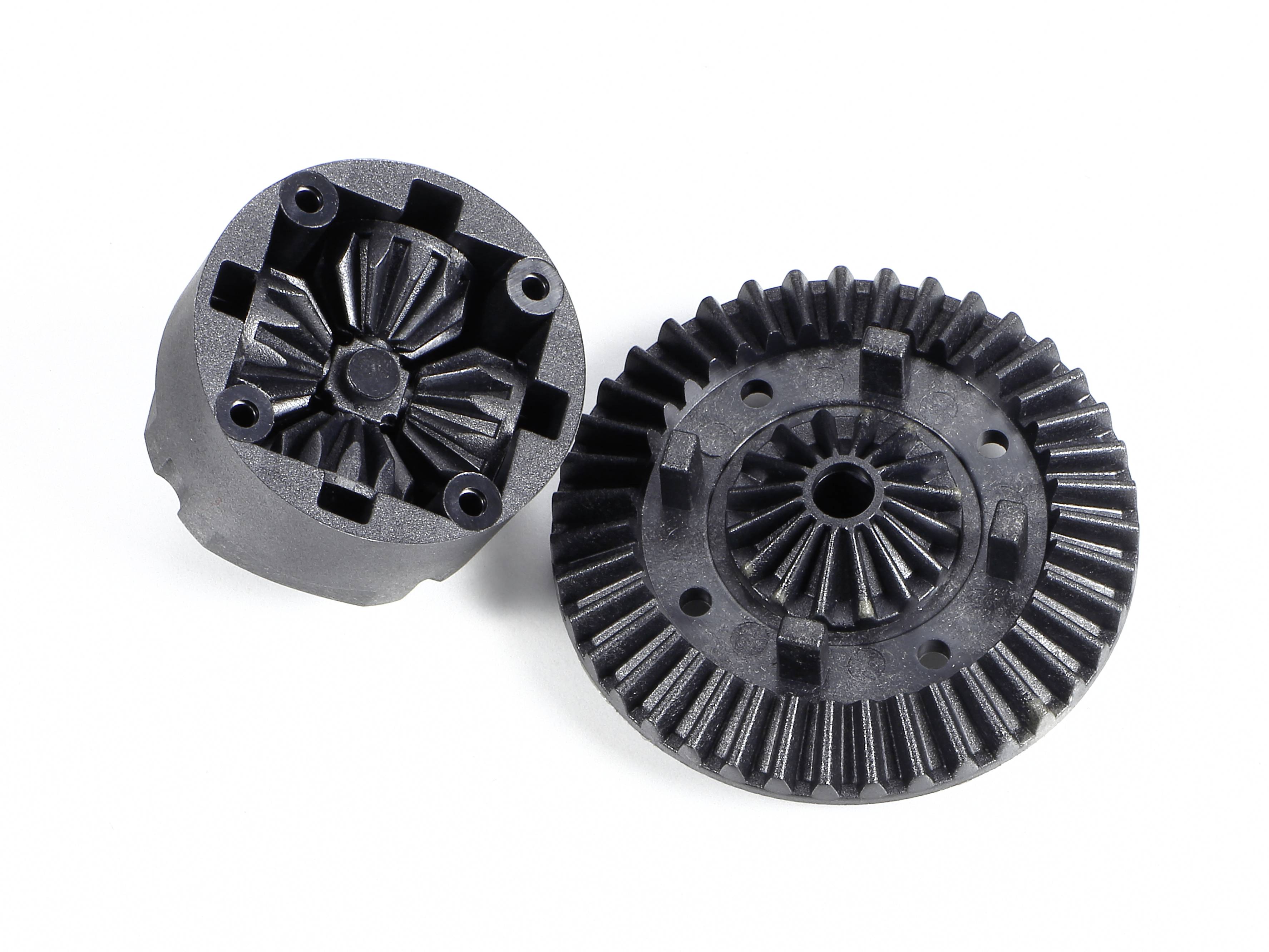 Zwei schwarze Kunststoffzahnräder, das linke liegt seitlich und zeigt sein Innenleben mit mehreren Zahnrädern, das rechte aufrecht.