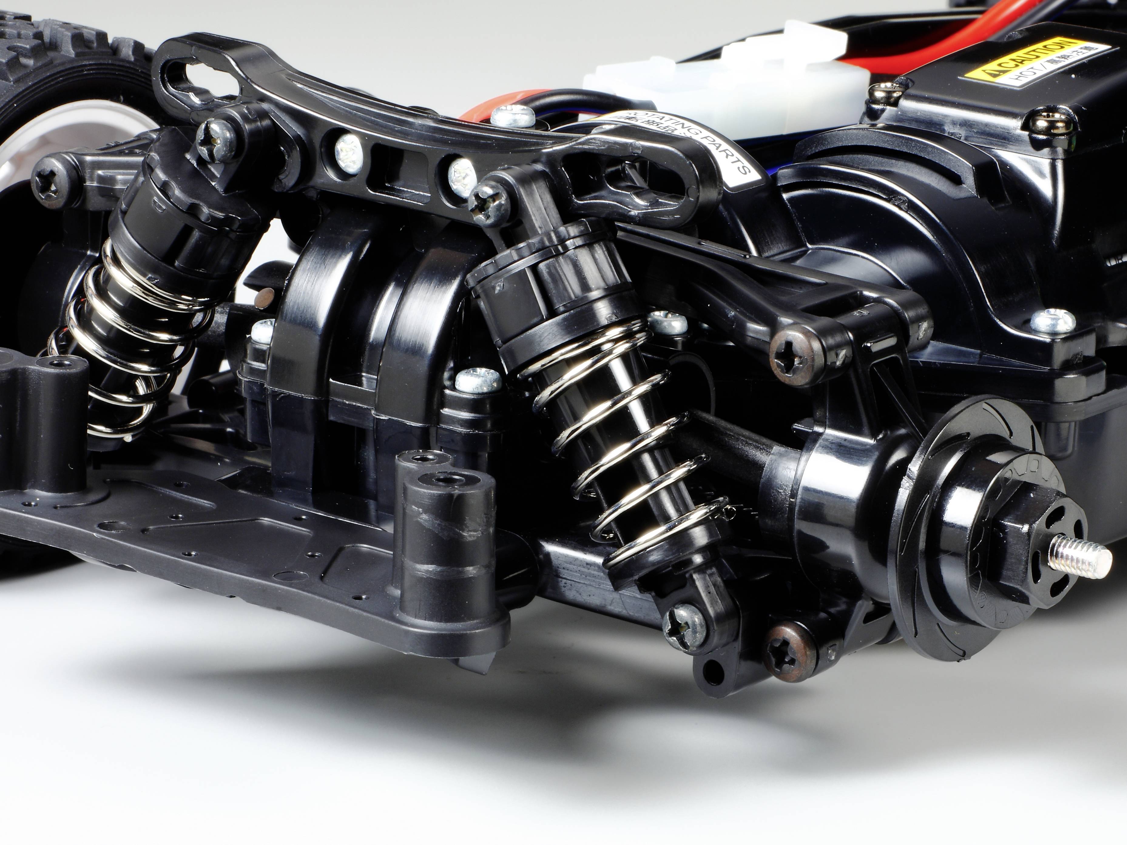 Nahaufnahme eines ferngesteuerten Autochassis' mit Stoßdämpfern und Motor. Hochdetailliert, zeigt technische Komponenten.