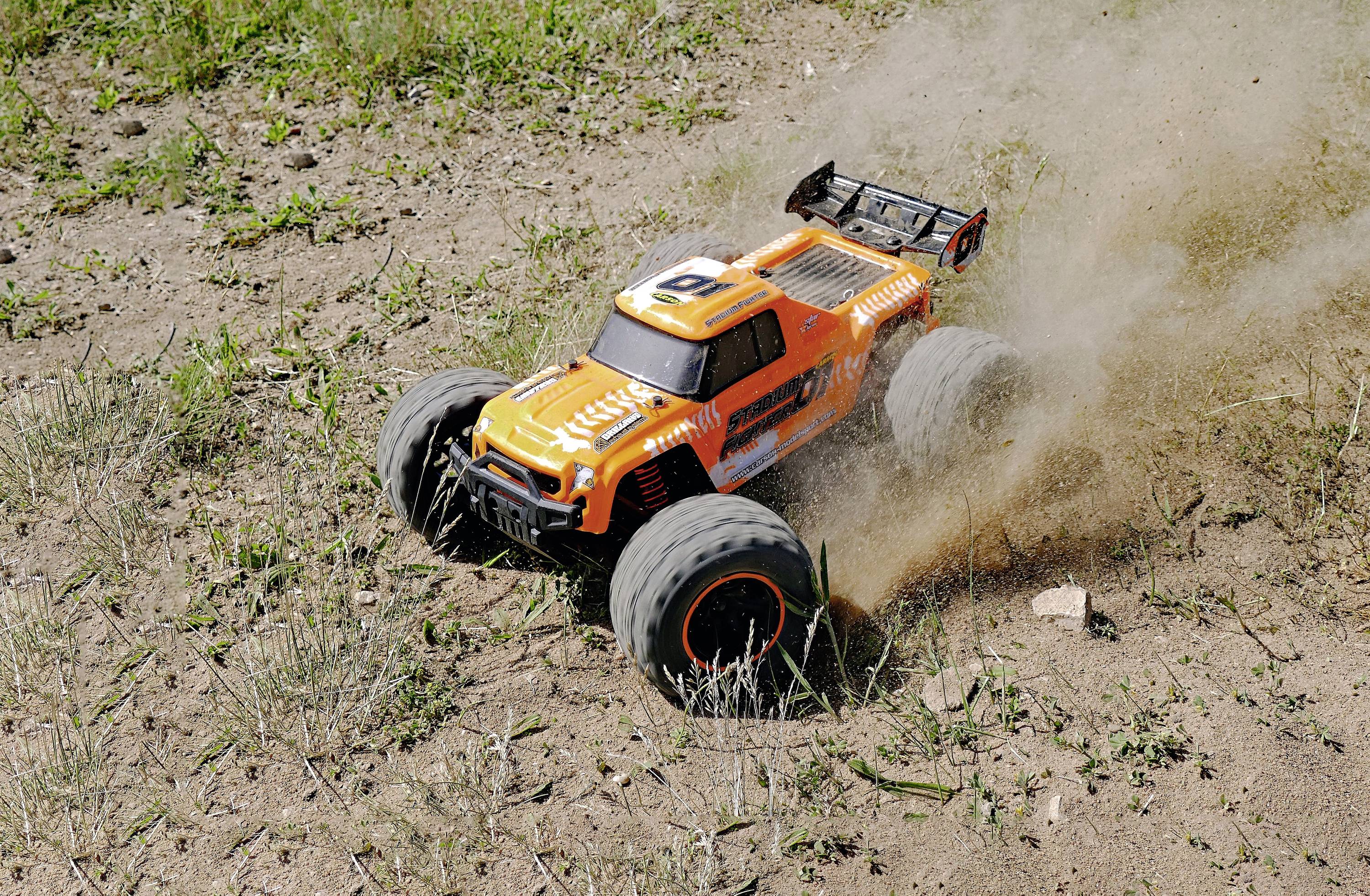 Carson Modellsport XS Stadium Fighter 1:10 RC Modellauto Elektro Monstertruck Allradantrieb (4WD) RtR 2,4 GHz