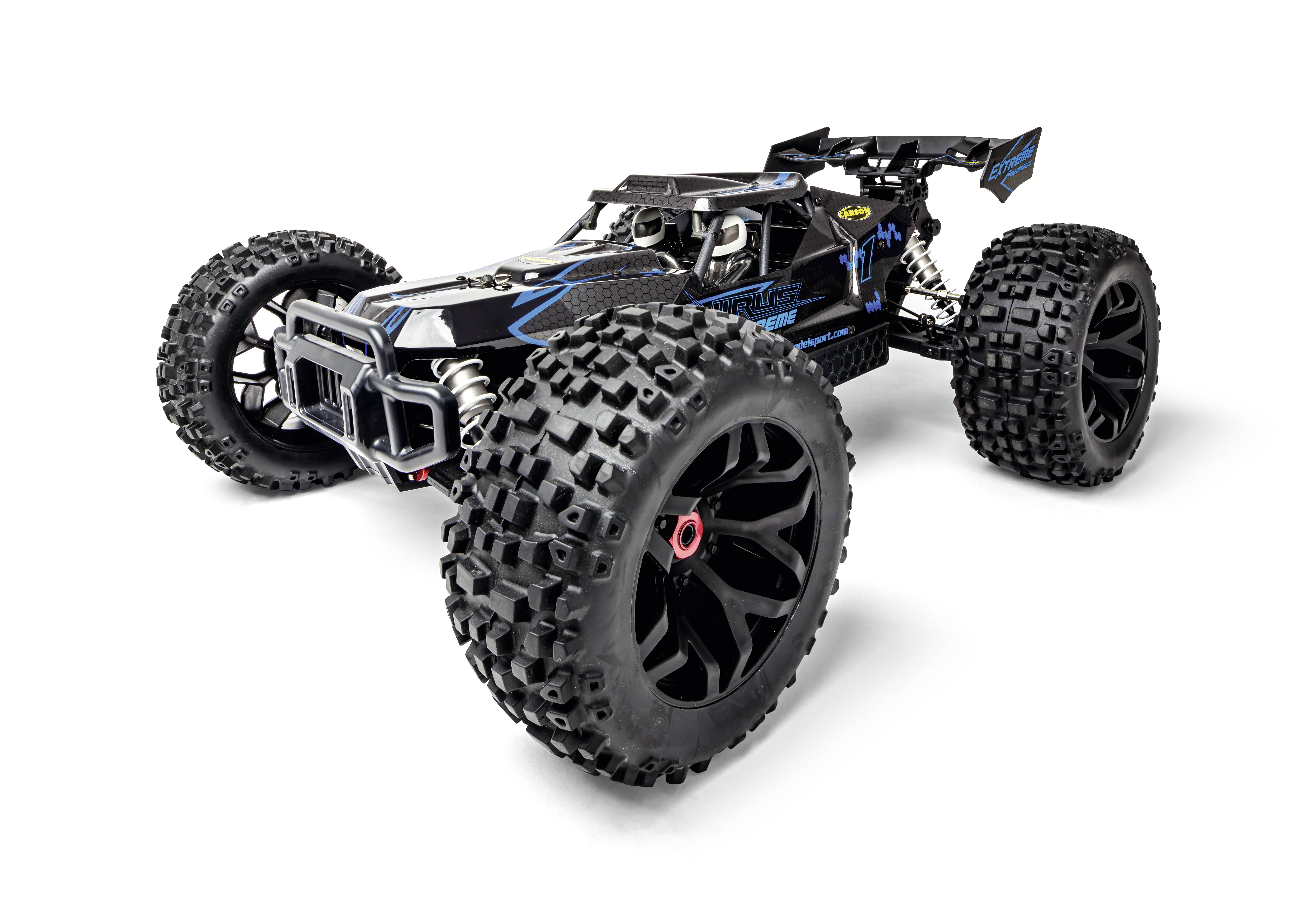 Ein schwarzes ferngesteuertes Auto mit großen, geländetauglichen Reifen und blauen Details steht auf einer weißen Fläche.