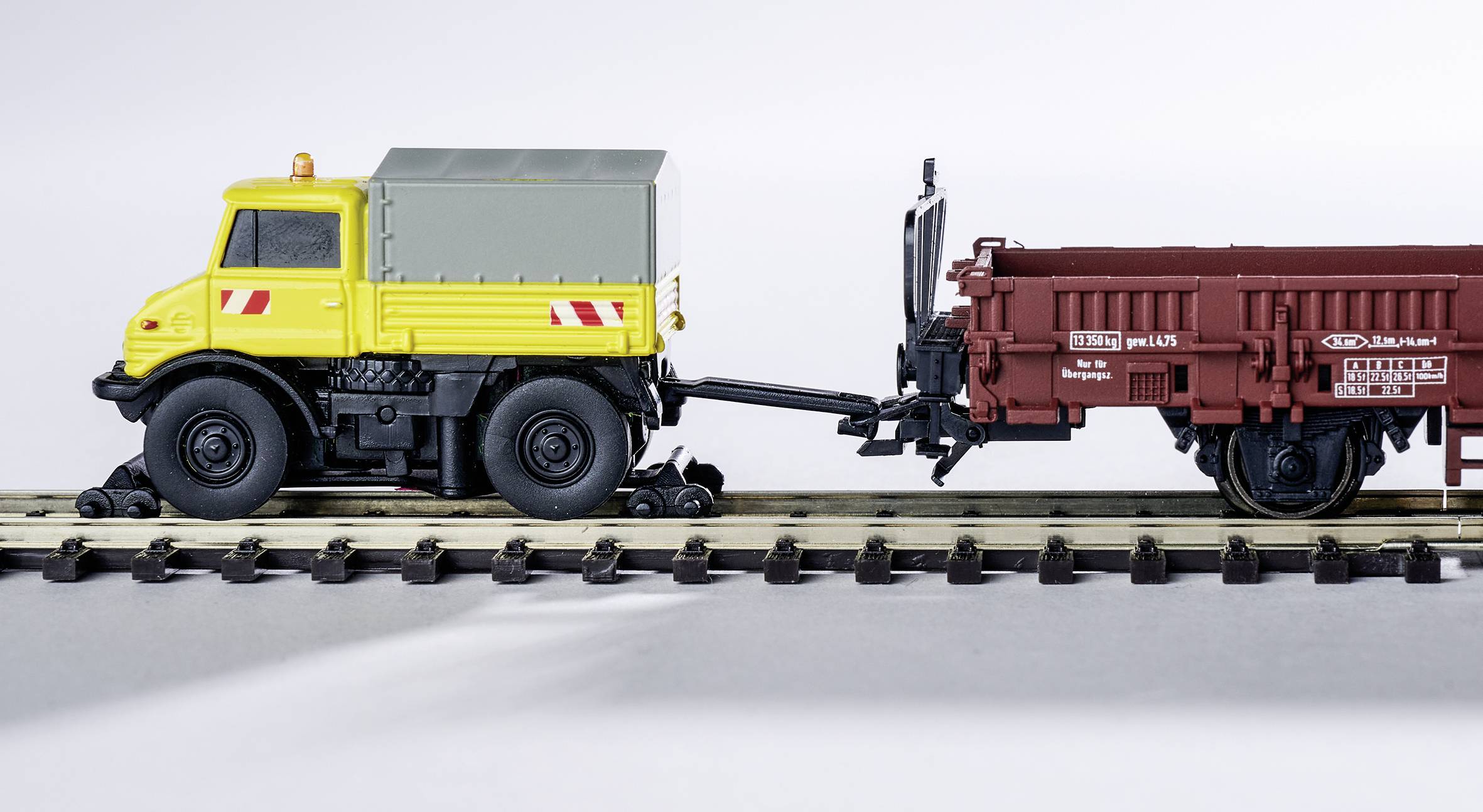 Carson Modellsport 500504146 MB Unimog U406 Zweiwegefahrzeug 1:87 RC Modell-LKW Elektro Straßenmodell inkl. Akku, Ladegerät und