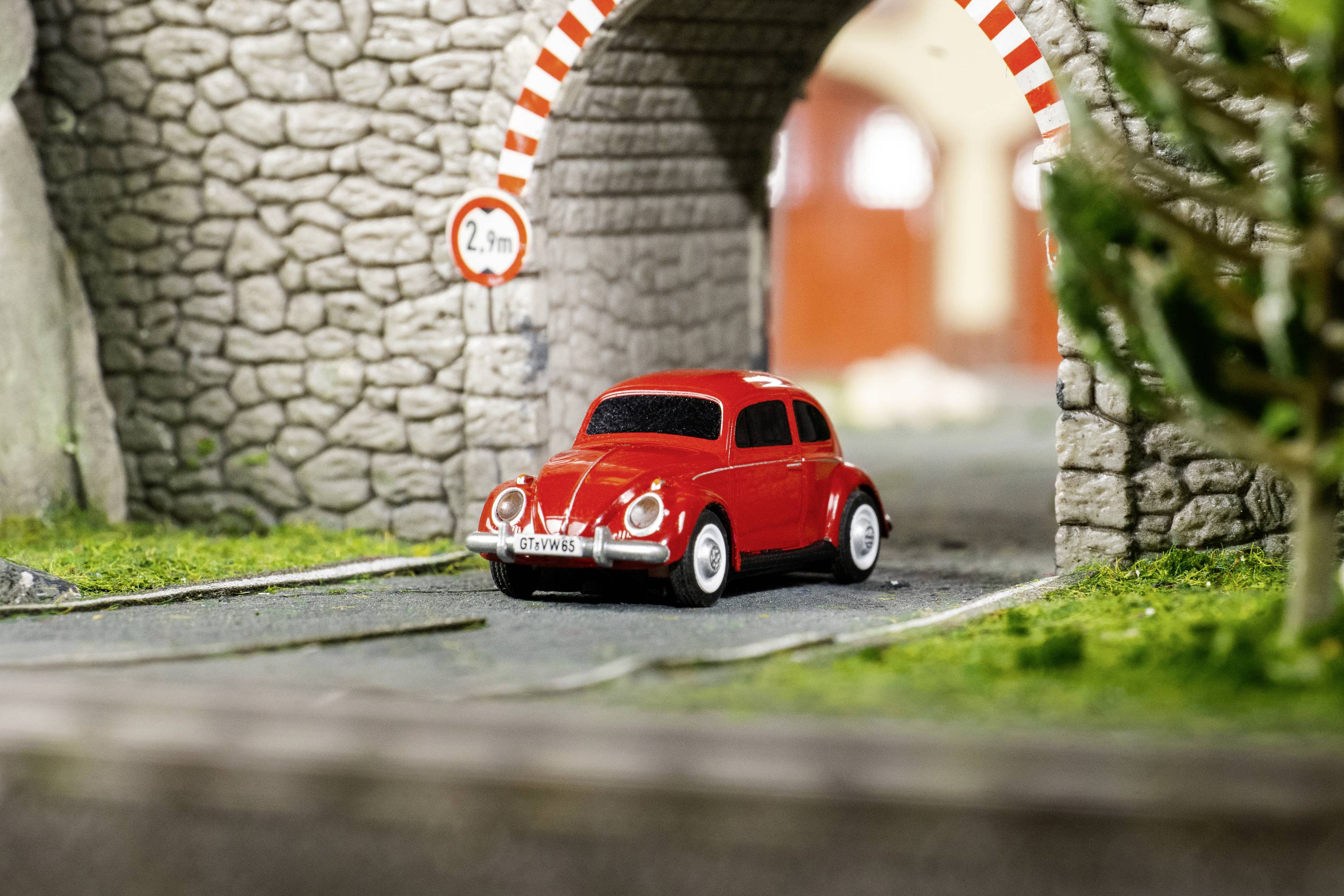 Carson Modellsport 500504147 Volkswagen Beetle 1:87 RC Modellauto Elektro Straßenmodell inkl. Akku, Ladegerät und Senderbatterien