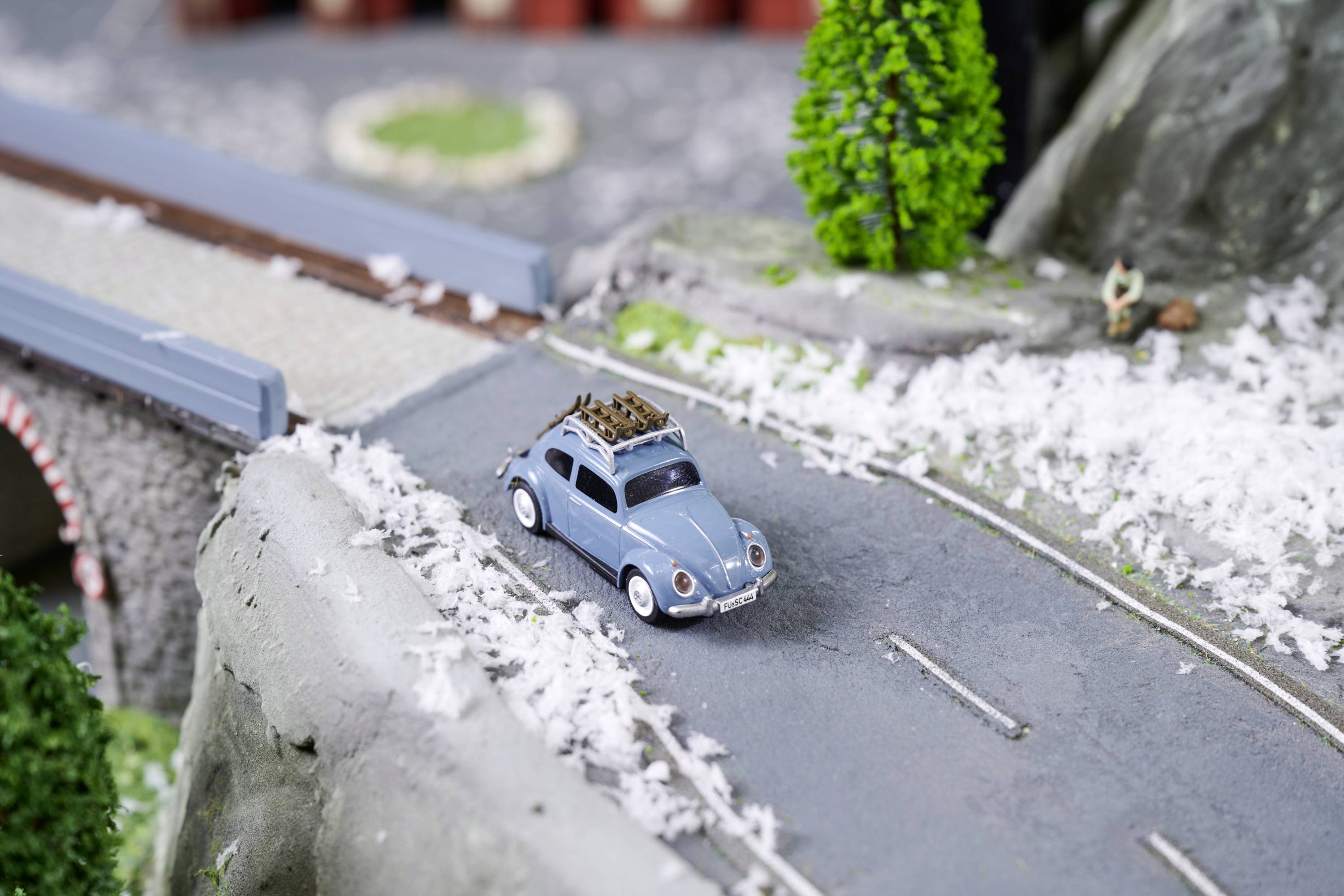 Carson Modellsport 500504149 VW Käfer Wintersport 1:87 RC Modellauto Elektro Straßenmodell