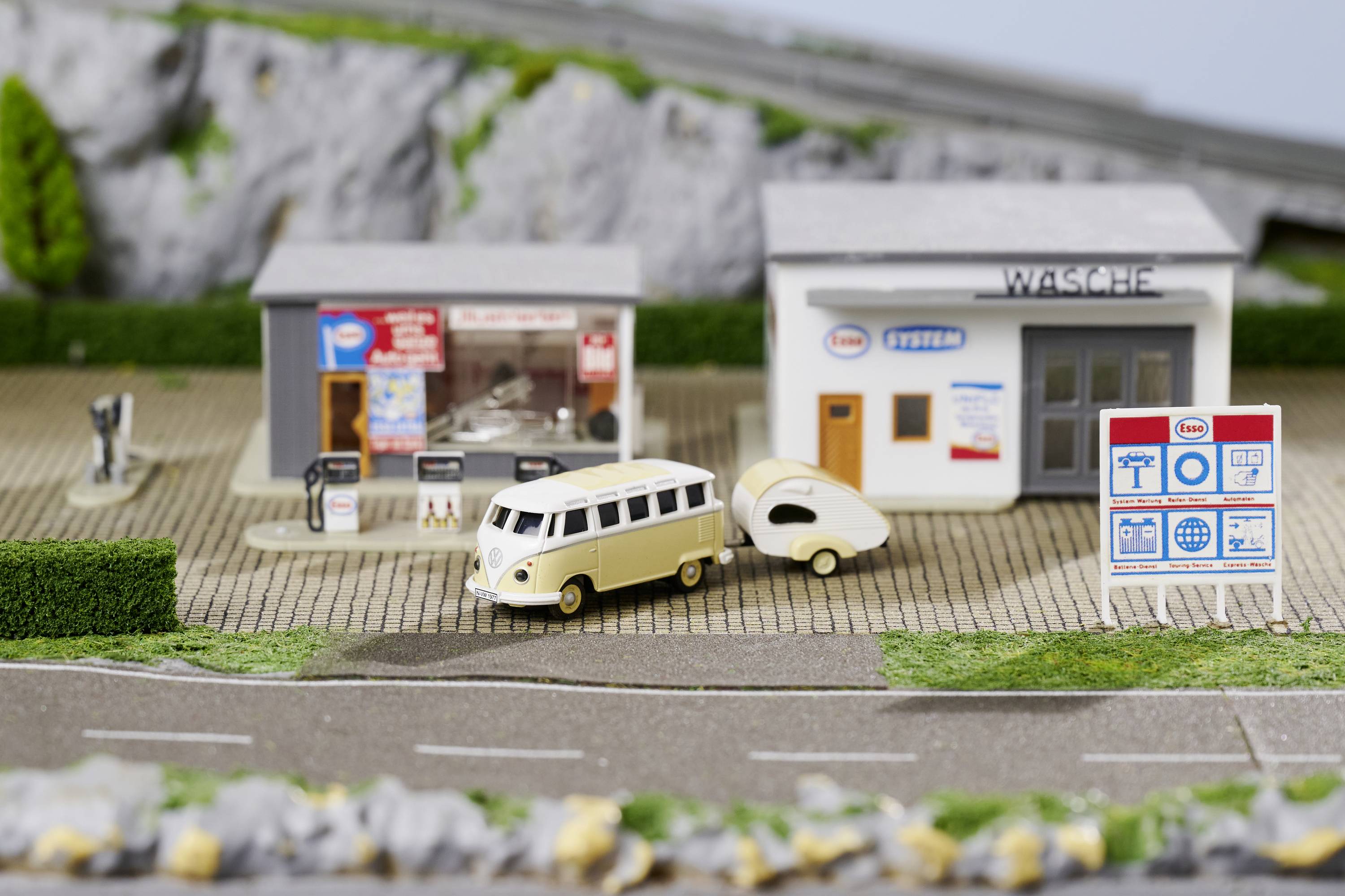 Carson Modellsport 500504164 VW T1 SambaBus mit Wohnwagen 1:87 RC Modellauto Elektro Straßenmodell