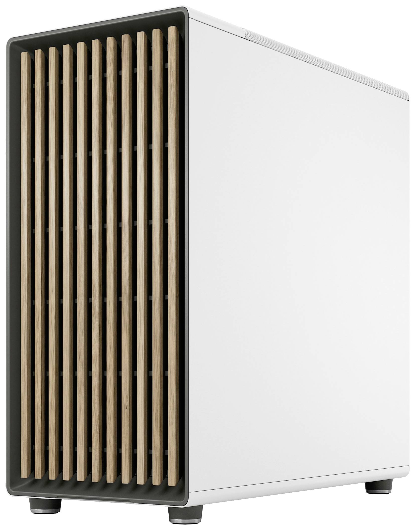 Ein weißes PC-Gehäuse mit hölzernen Lammellen an der Vorderseite, steht auf einem weißen Hintergrund.