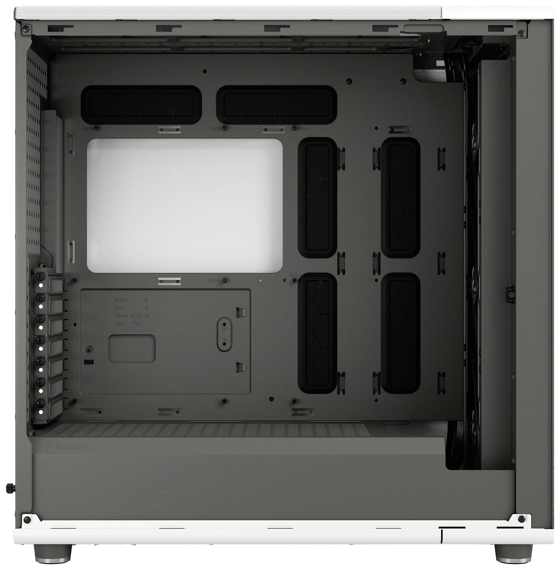 Innenansicht eines Computergehäuses mit mehreren Einbauschächten für Hardware-Komponenten und Kabelmanagement-Öffnungen.