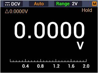 Ein elektronisches Display zeigt eine Spannungsmessung von 0,0000 Volt. Oben sind die Einstellungen: DCV, Auto, Range 2V, Hold aktiviert.