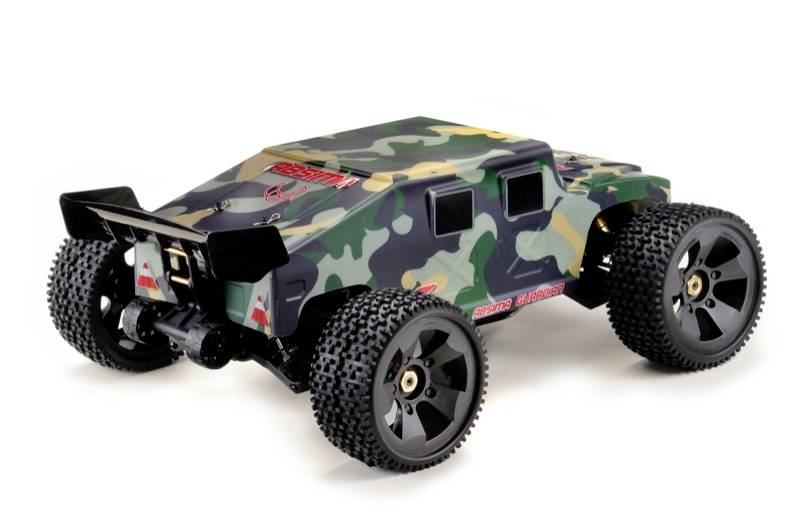 Spielzeugauto im Tarnfarben-Design mit großen schwarzen Reifen, angelehnt an einen Geländewagen. Geeignet für Offroad-Abenteuer.