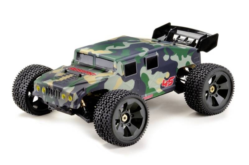 Ferngesteuertes Auto im Tarnmuster, stilisiert wie ein Gelände-Jeep, mit großen Reifen und einer Nummer '45' auf der Seite.