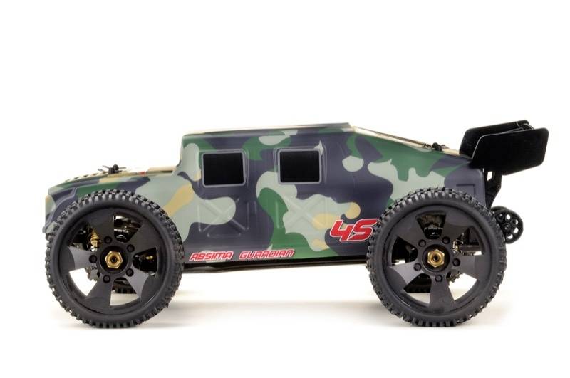 Ein ferngesteuertes Auto im Tarnfarben-Design mit großen schwarzen Rädern und der Nummer '45' an der Seite.