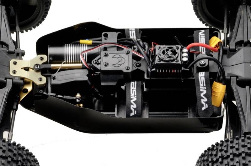 Nahaufnahme eines ferngesteuerten Auto-Chassis mit sichtbarem Elektromotor, Kabeln und Elektronikkomponenten, ohne Karosserie.