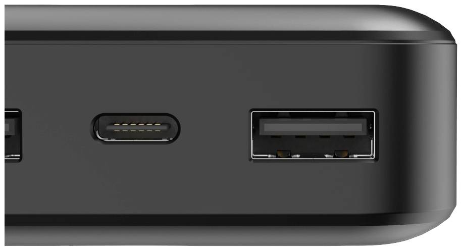 Nahaufnahme einer schwarzen Powerbank mit drei Anschlüssen: USB-C, USB-A und Micro-USB. Die Anschlüsse sind auf der Vorderseite sichtbar.