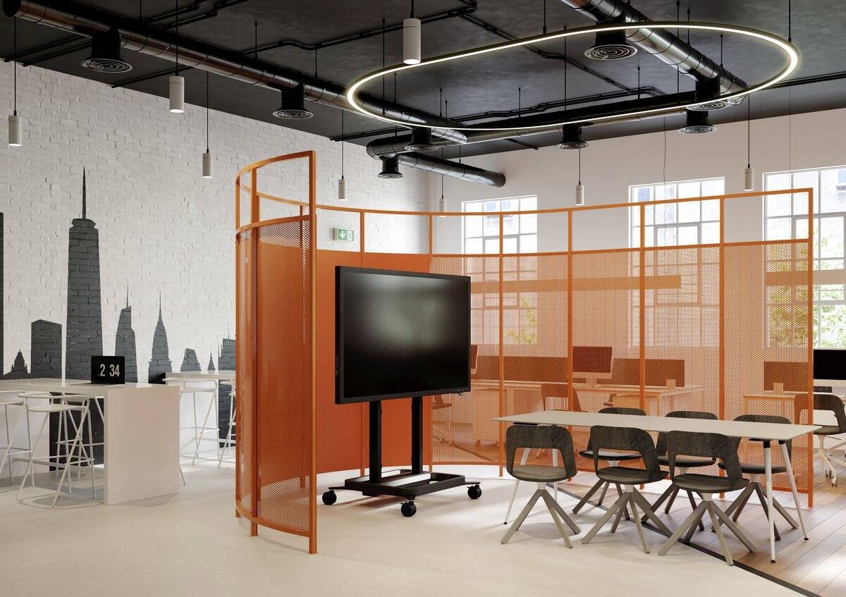 Moderner Besprechungsraum mit oranger Trennwand, großem Monitor und mehreren Stühlen. Industrieller Stil mit Stadtbild an der Wand.
