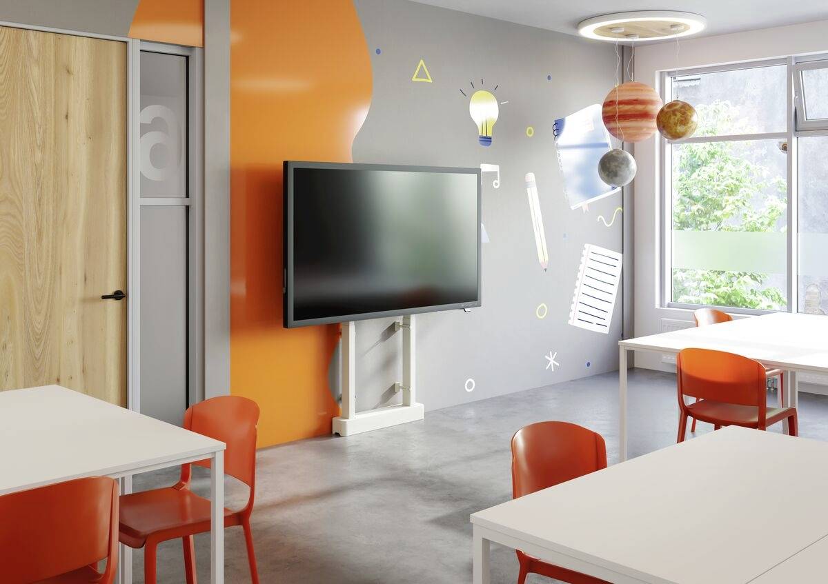 Ein modernes Klassenzimmer mit orangen Akzenten, weißen Tischen und Stühlen, einer interaktiven Tafel und einer kreativen Wandgestaltung mit Weltraummotiven.