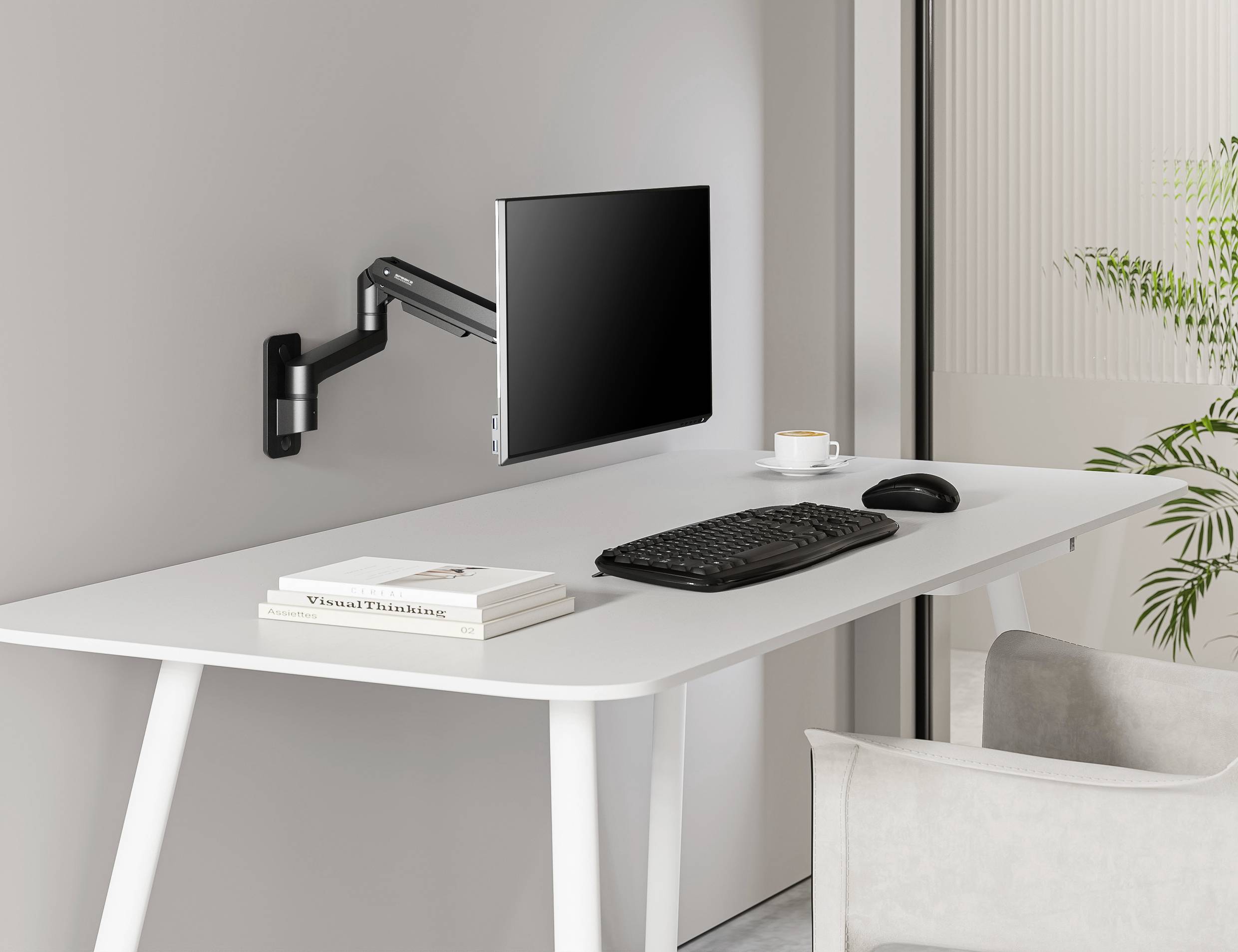 Ein moderner Schreibtisch mit einem an der Wand montierten Monitorarm, auf dem ein Bildschirm hängt. Tastatur und Maus sind auf dem Tisch.
